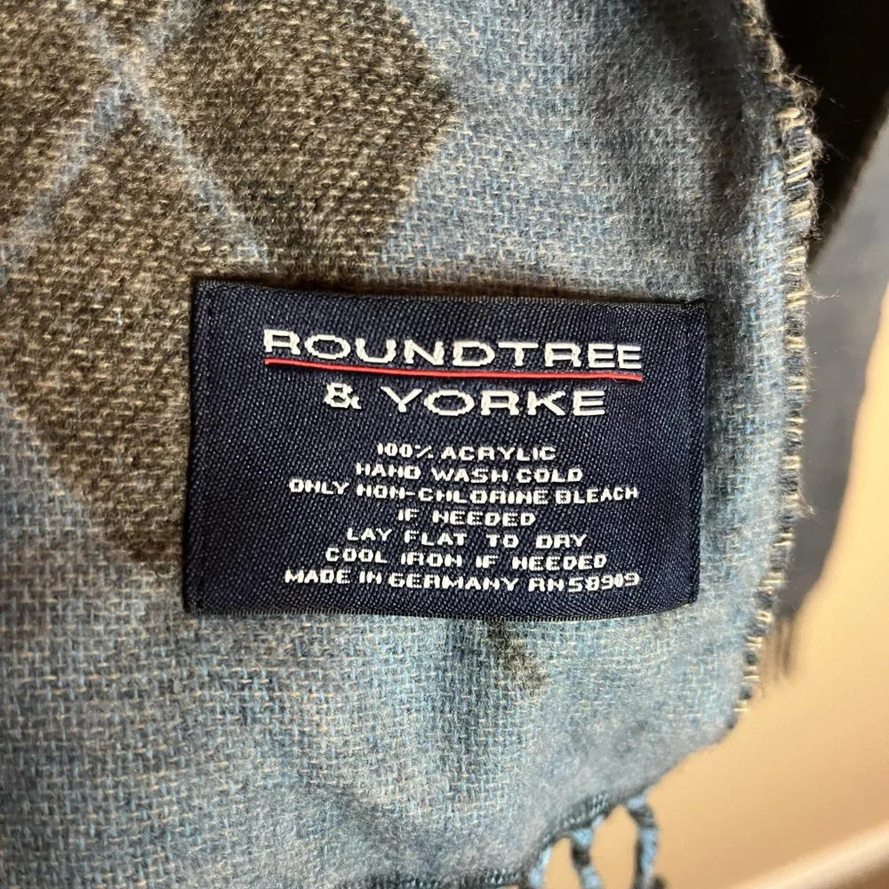 Roundtree and Yorke 100% Acrylic Blue Argyll Men's Scarf